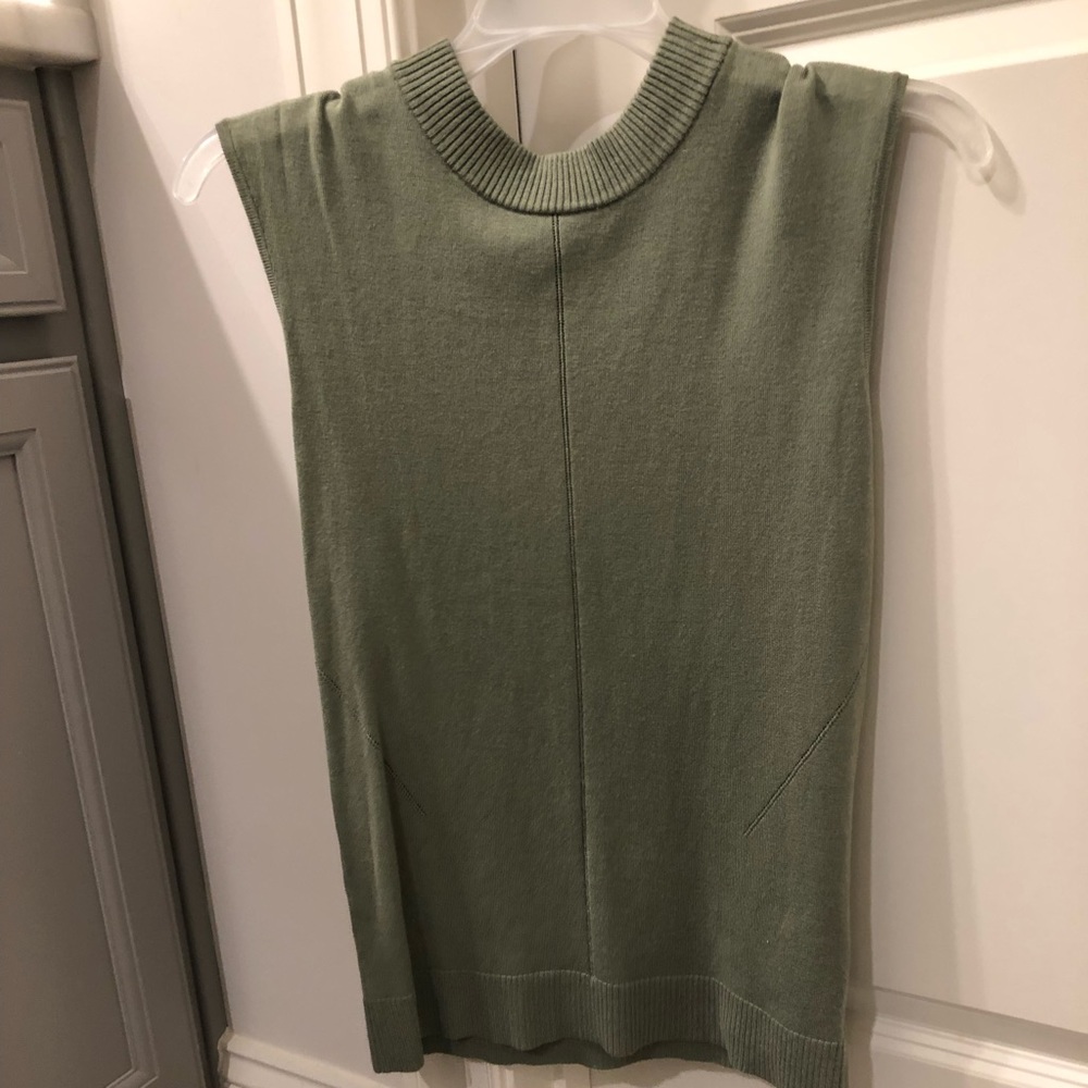Sleeveless shirt
